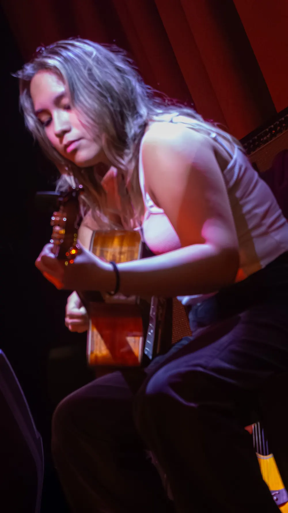 Migen Joo tocando la guitarra en concierto
